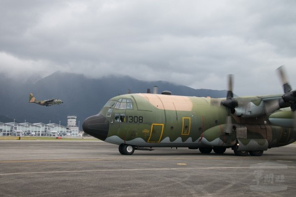 空軍C-130運輸機快速機動　馳援花蓮震災日夜無休
