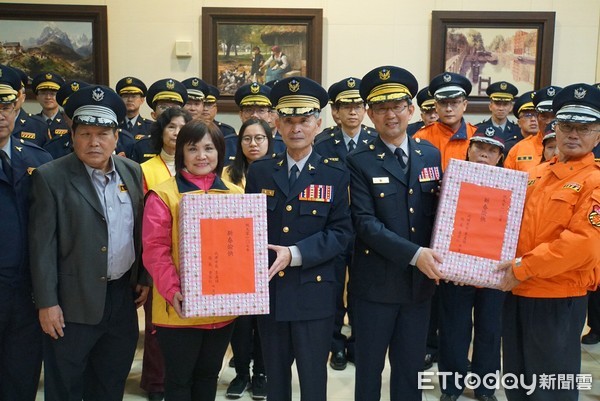 ▲台南市警察局主任秘書蔡丁賢，率員前往交通警察大隊慰問員警、義交及志工人員工作辛勞，贈送年節慰問禮品，並祝賀新年快樂。（圖／警方提供）