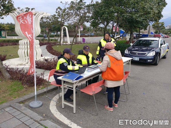 ▲淡水警「行動派出所」就近提供民眾服務。（圖／記者林煒傑翻攝）