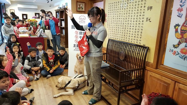▲導盲犬訪青海文教　與學子相見歡迎狗年。（圖／青海文教提供）
