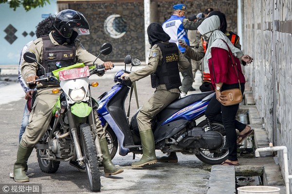 ▲▼印尼泗水警方突襲當地賓館，逮捕多名未婚情侶。（圖／CFP）
