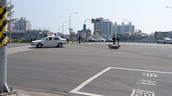 ▲▼高雄路考車禍！考生衰遇魔王關「三寶阿姨」　路人嚇：要扣幾分。（圖／翻攝自臉書社團／我是楠梓人!!!）