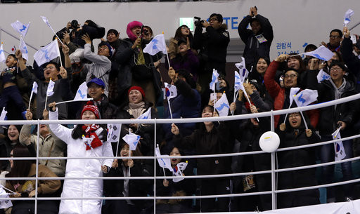▲▼         平昌冬奧南北韓冰球聯隊首度進球    。（圖／達志影像／美聯社）