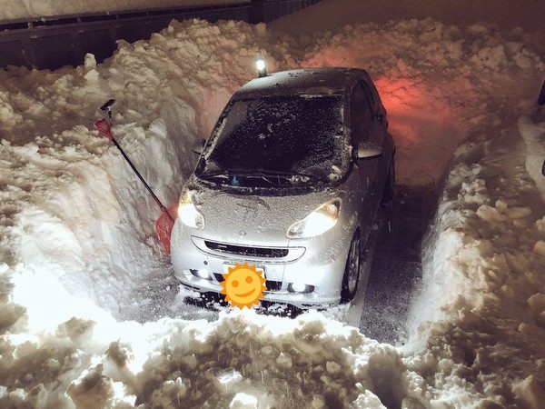 日本大雪積超厚！小鏟子救出冬眠車　網：挖出路後車又消失了（圖／twitter：@rejom03）