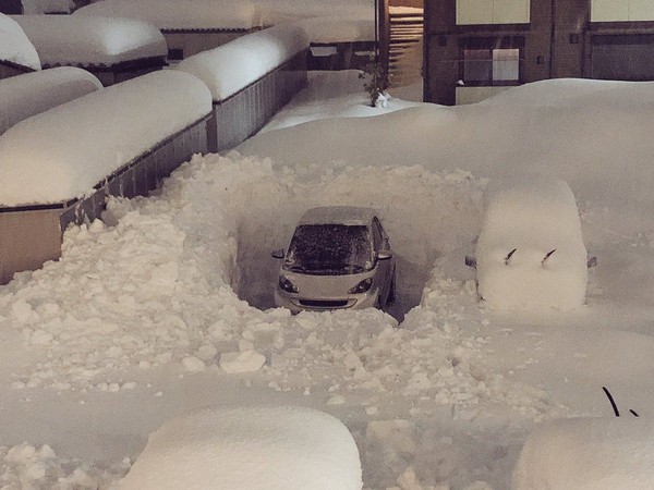 日本大雪積超厚！小鏟子救出冬眠車　網：挖出路後車又消失了（圖／twitter：@rejom03）