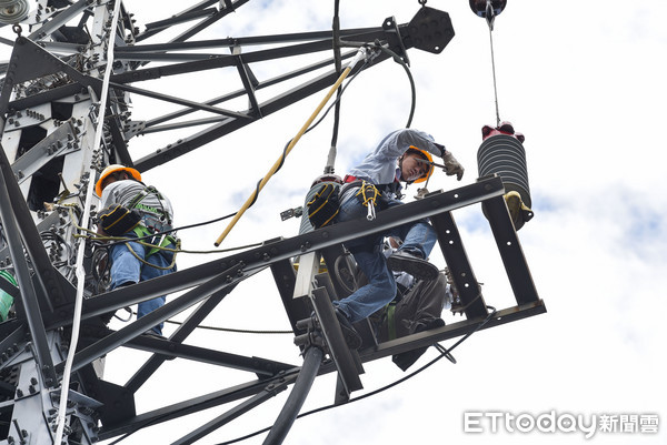 ▲▼台電,電力供應,限電,缺電,供電,輸電,停電,工程人員,搶修,電力過載,避雷器更換作業,備轉容量率,高壓電塔。(圖/記者李毓康攝)