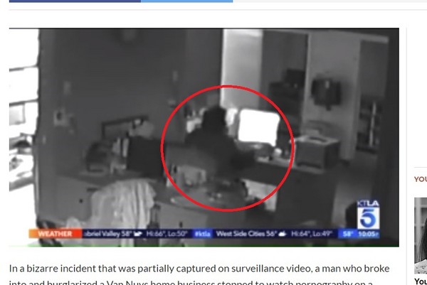 ▲▼埃斯特拉達坐在電腦前看A片,右手緊握滑鼠。(圖/翻攝自ktla影片)