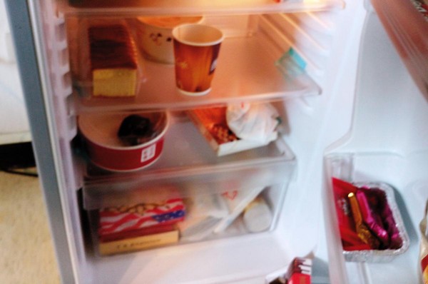 老奶奶指控榮總不給她東西吃，但冰箱內食物源源不絕。