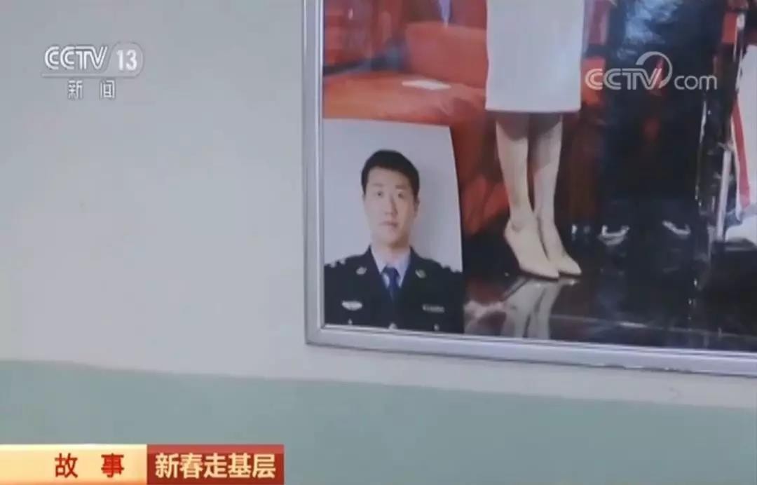 上海市公安局浦東分局民警姜經緯騙了山西老人梁巧英5年，假扮成她的大兒子，背後的原因讓人落淚。（圖／翻攝《央視新聞》）