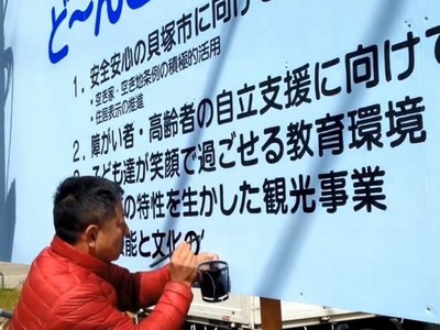 手寫字像「電腦印的」！看板畫職人自拍嘆：我恐怕是最後一代