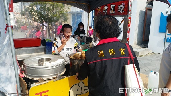 ▲農曆春節期間，為保障民眾消費權益，台南市消保官即馬不停蹄，聯合查核大賣場、傳統市場等地400多個攤商為民眾權益把關。（圖／市府提供）