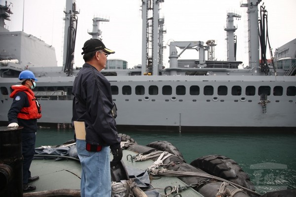 海軍軍艦領港員憑藉深厚專業與豐富經驗，協助軍艦安全地出、返航。（圖／軍聞社）