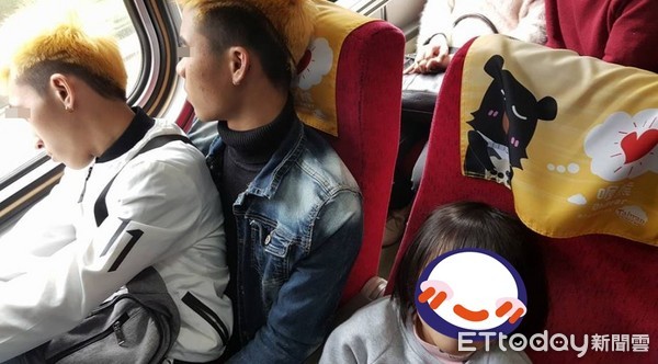 ▲▼移工在火車上讓位給孩子。（圖／Ruian Wu‎授權提供）