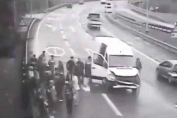 ▲▼　國外一段車禍影片受到網友熱議，車上乘客至少超過20人。（圖／翻攝自Facebook／FPÖ）