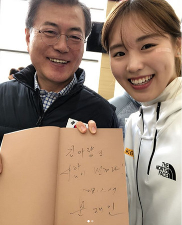 ▲韓國短道美女選手金雅朗與南韓總統文在寅合照。（圖／取自IG）