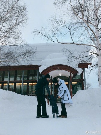 ▲▼黃曉明一家3口雪地牽手。（圖／翻攝黃曉明微博）