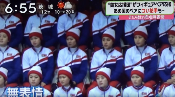 ▲▼北韓啦啦隊員錯幫美國鼓掌，隊友趕緊用手紂頂她提醒。（圖／翻攝自YouTube）