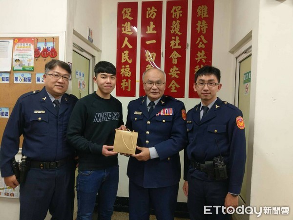 ▲台南市警六分局鹽埕所警員李彥德、顏呈叡，在台南市南區北極殿前查獲郭姓毒品、竊盜通緝犯，受表揚。（圖／警方提供）