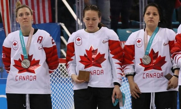 ▲加拿大冰球選手拉蘿克（Jocelyn Larocque）頒獎時摘掉身上的銀牌，（圖／取自@JohnCassily推特）