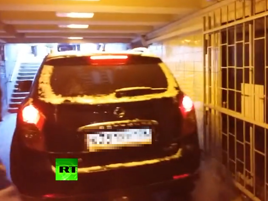 ▲俄羅斯男子開車闖入地鐵地下道。（圖／翻攝自RT影片）