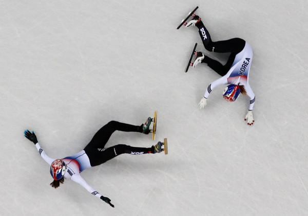 ▲韓國短道速滑女將在1000公尺賽事中相撞。（圖／路透）