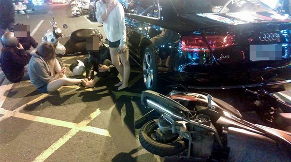 ▲高雄三多四路發生車禍事故。（圖／翻攝自台灣新聞記者聯盟資訊平台）