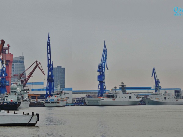 中國造艦速度驚人，近4年打造總噸位已達英國皇家海軍規模。圖為大批解放軍戰艦停靠上海黃浦江。（圖／翻攝自大陸網站）
