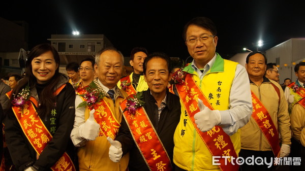 ▲台南市長參選人顏純左到大灣天公廟武龍宮，參加武龍宮傳統玉皇上帝祝嘏大典，和上千位鄉親一起遵循古禮跪拜天地。（圖／顏純左提供）