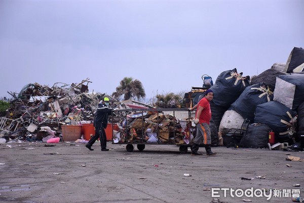受到震災影響，花蓮市包括家用垃圾、資源回收物品與大宗廢棄物等都比去年同期倍增，市長魏嘉賢至垃圾掩埋場向辛勞工作的清潔隊人員表達感謝。（圖／花蓮市公所提供）