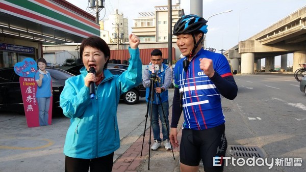 ▲▼ 盧秀燕中斷行程力挺鍾小平！2人大跳抖肩舞　民眾喊凍蒜。（圖／記者張暐珩攝）