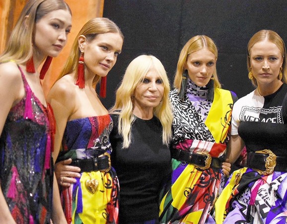 ▲米蘭時裝周／Versace找來兩世代超模尬場。（圖／翻攝自instagram@donatella_versace）