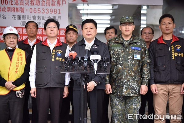 花蓮縣長傅崐萁召開記者會表示,困在雲門翠堤大樓的最後兩位陸籍罹難者遺體已順利移出,遺體將送往殯儀館處理善後事宜,並已通知家屬來台。慈濟志工在現場,為兩位罹難者助念。(圖/花蓮縣政府提供)