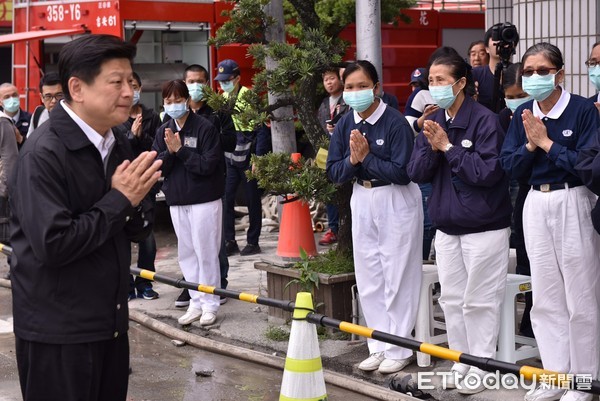 花蓮縣長傅崐萁召開記者會表示,困在雲門翠堤大樓的最後兩位陸籍罹難者遺體已順利移出,遺體將送往殯儀館處理善後事宜,並已通知家屬來台。慈濟志工在現場,為兩位罹難者助念。(圖/花蓮縣政府提供)