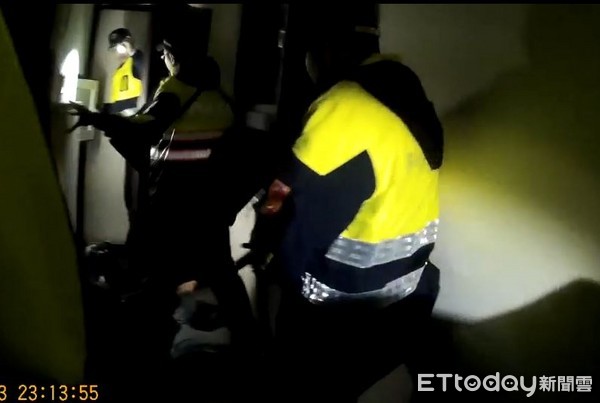 ▲▼警方在汽車旅館六樓的逃生梯逮到2名持槍嫌犯。(圖/記者陳豐德翻攝)