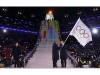中國北京市長陳吉寧接過奧運會旗。