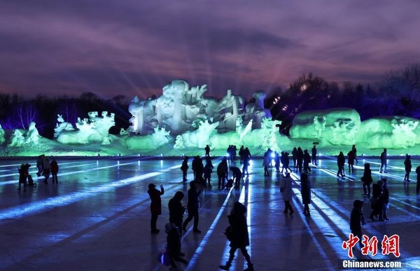 ▲▼哈爾濱市太陽島雪博會主塑前上演3D雪景燈光秀《雪舞間》。（圖／中新網）