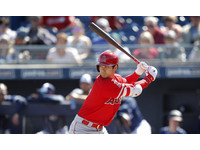 但面對曲球還是沒輒，面對自家投手史凱格斯（Tyler Skaggs）丟出的曲球，頻頻揮空棒。