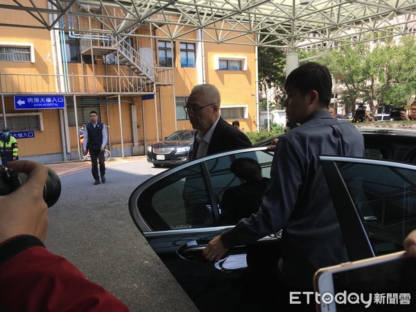 ▲▼國民黨主席吳敦義27日上午到台大急診探視反年改團體抗爭受傷者。(圖/記者洪巧蘭攝)