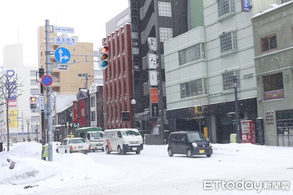 ▲▼北海道札幌下雪，日本路面積雪，日本大雪，路面結冰，日本下雪，路邊積雪 。（圖／記者蔡玟君攝）