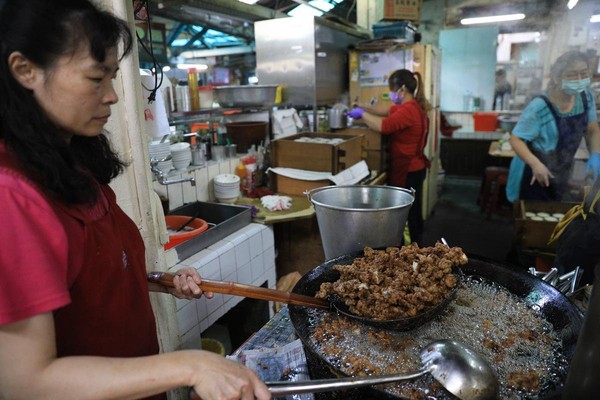 用豬油、中大火酥炸的「排骨酥」，香酥不油，鹹香滋味很涮嘴。（200元／斤）