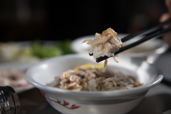 「火雞肉絲飯」米飯蓬鬆有Q度，豬油和油蔥香氣迷人，有胸、腿肉丁和雞皮，口感豐富。（30元／碗）
