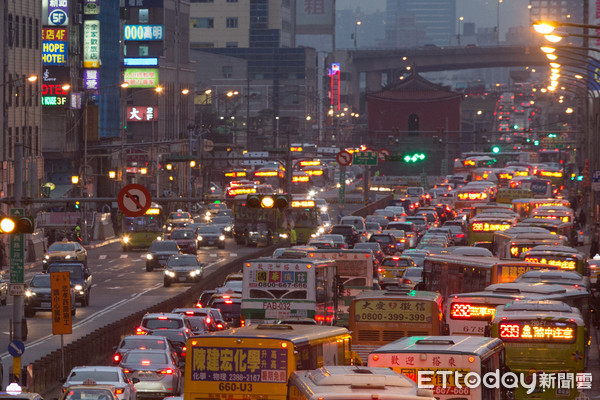 ▲忠孝西路,塞車,北門,交通堵塞,交通,台北車站（圖／記者季相儒攝）