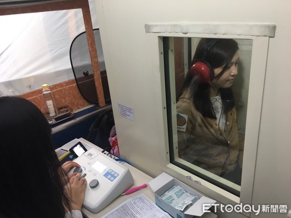 ▲聽力檢查,和旭爵。(圖/記者嚴云岑攝)