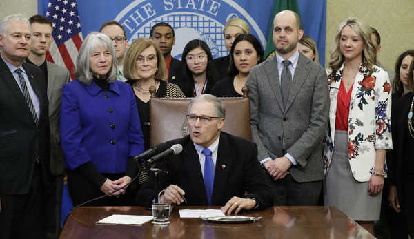 ▲▼ 不甩FCC! 華盛頓州長簽署《網路中立法》。(圖/達志影像/美聯社)