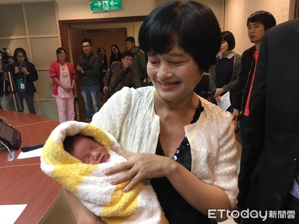 ▲幫36歲女兒添弟弟! 62歲超高齡自然產婦「狂吃虱目魚」。(圖/記者嚴云岑攝)