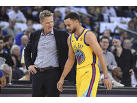 前役才克服腳踝傷勢重回先發的一哥柯瑞(Stephen Curry)，此役上場2分鐘又在上籃落地時扭傷右腳踝退場。