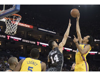 衛冕軍末節雖一度落後8分，但杜蘭特(Kevin Durant)關鍵時刻獨拿12分扭轉劣勢。