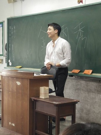 ▲▼韓國帥肌肉歐巴高中教韓文。（圖／翻攝自金炳秀Instagram）