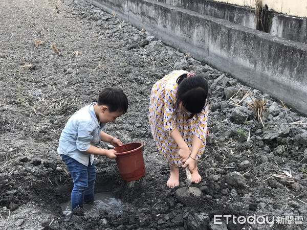 5岁男童因赤脚踩泥土,遭到钩虫入侵肠道.