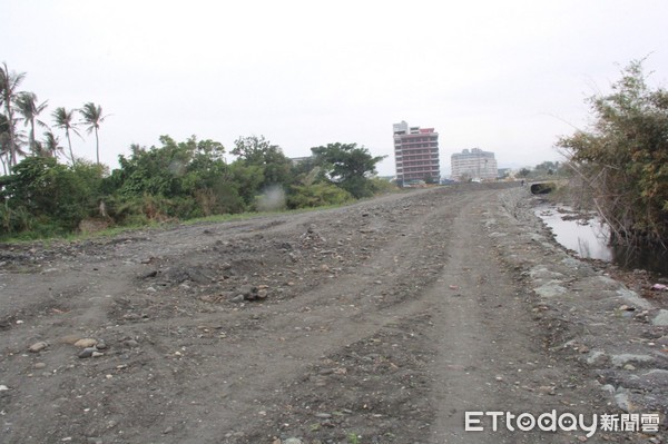 台東縣府積極推動「四維路串連國際地標空間營造」計畫，縣長黃健庭前往視察及聽取工程簡報表示，完成整地及改善工程等相關作業後，將完全改觀過去雜亂的景象，可營造為濱海綠廊，成為台東市新的休憩旅遊景點。（圖／台東縣政府提供）